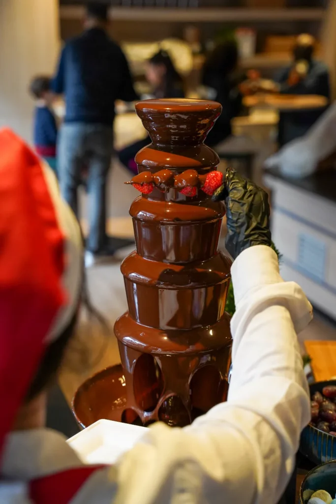 Fontaine à chocolat avec fruits frais lors d’un événement d’entreprise