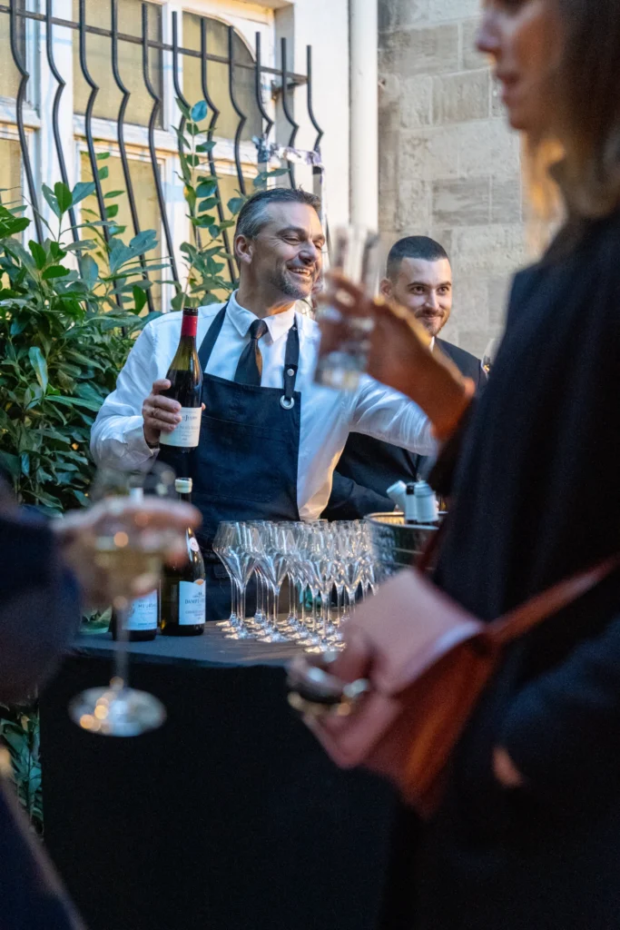 Équipe TheBarCompany en service lors d'une soirée d'entreprise, prestation clé en main