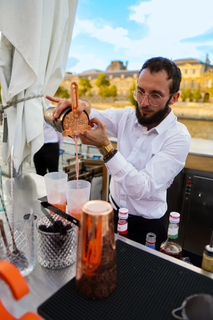 Barman The Bar Company préparant un cocktail minute lors d’un événement d’entreprise