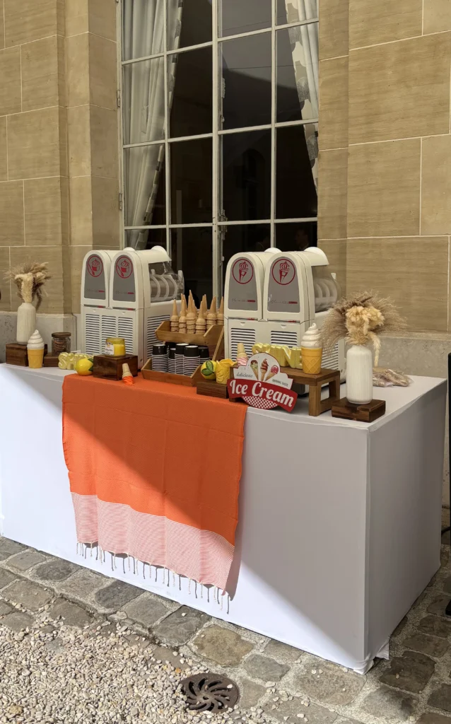 Bar à glaces italiennes avec machines et cornets installé pour un événement d’entreprise