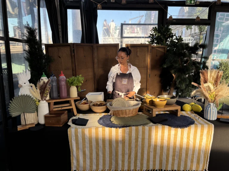 Membre de l’équipe The Bar Company derrière un bar à tacos mexicains installé pour un événement professionnel.
