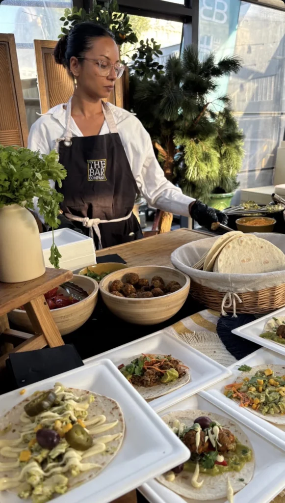 Membre de l’équipe The Bar Company préparant des tacos minute lors d’un événement d’entreprise