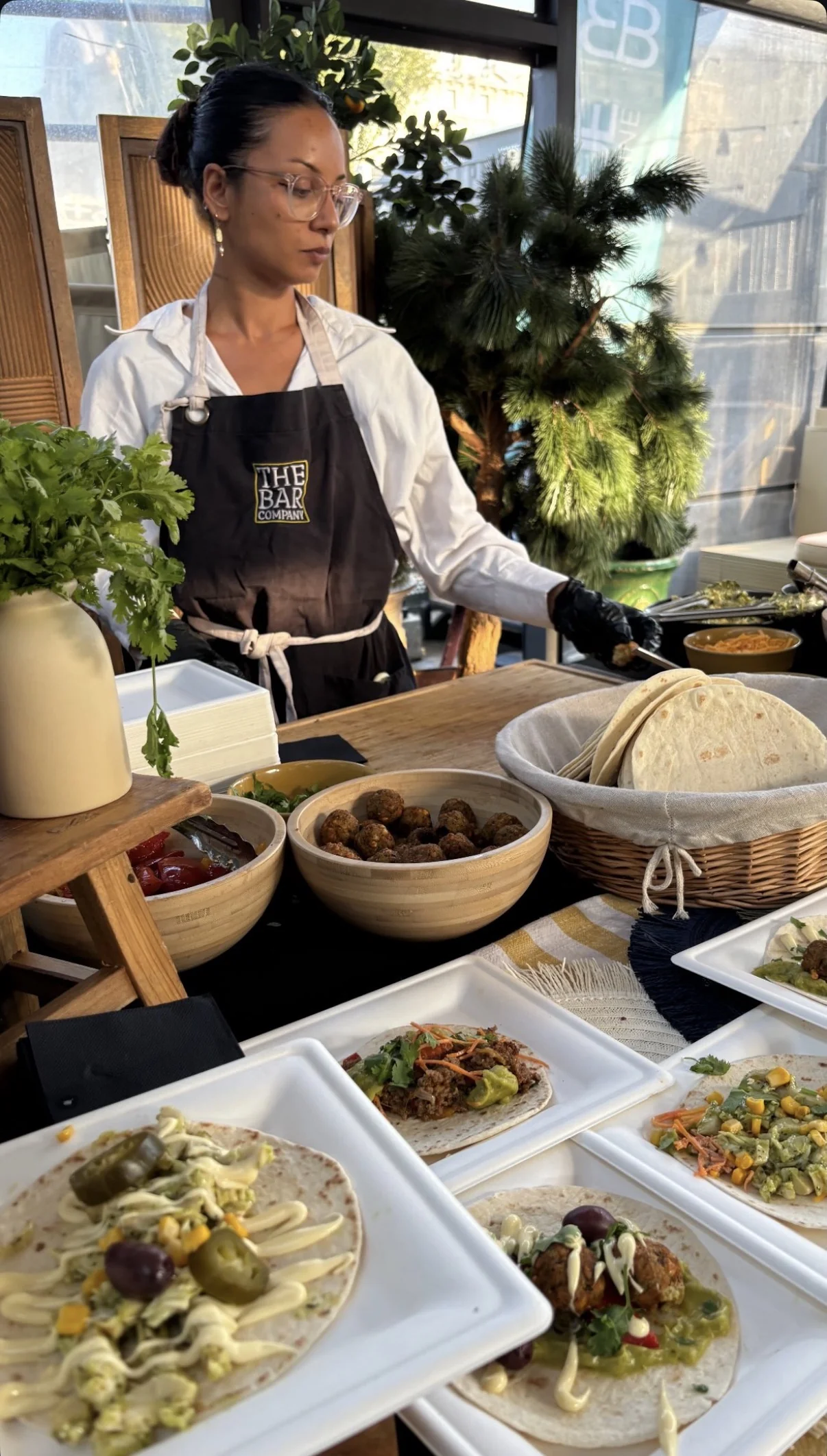 Membre de l’équipe The Bar Company préparant des tacos minute lors d’un événement d’entreprise
