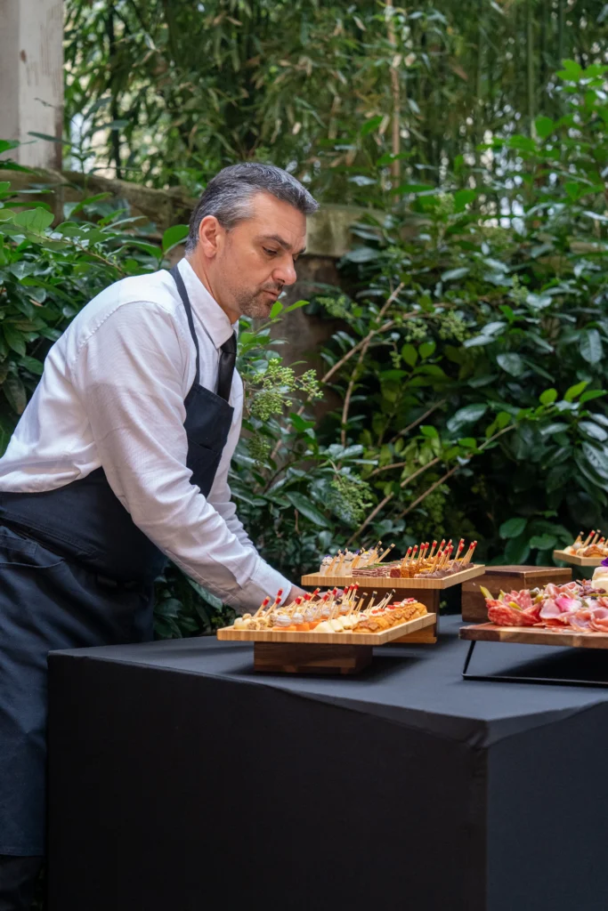Membre de l’équipe The Bar Company installant un buffet de pièces cocktail pour un événement d’entreprise