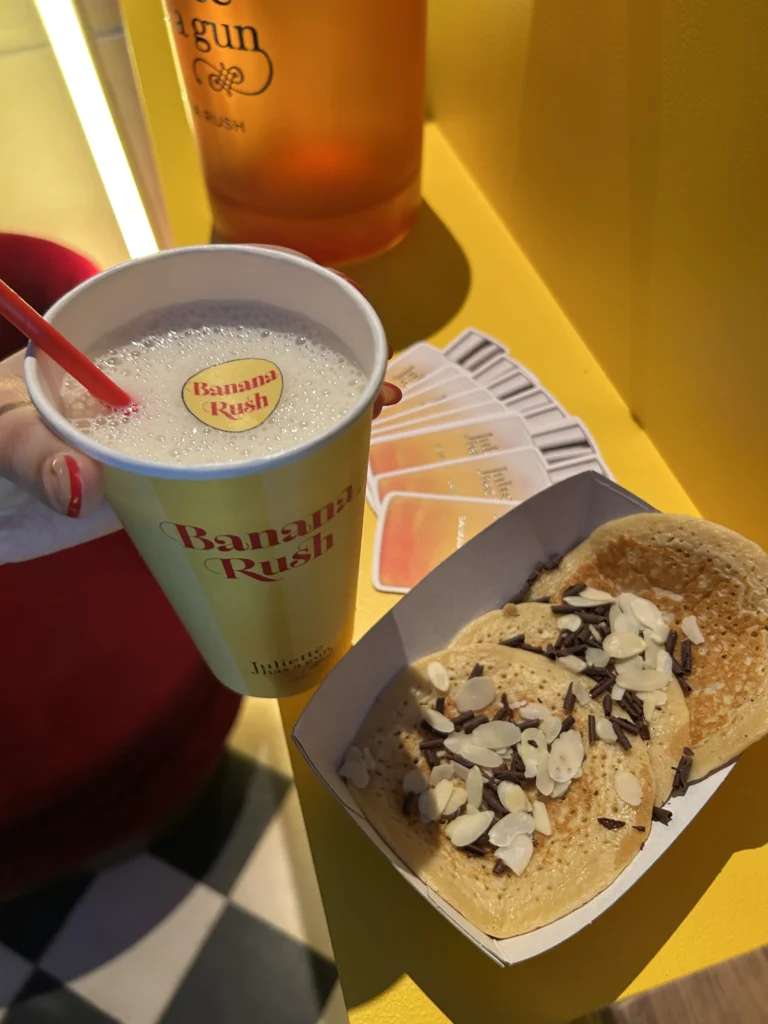 Smoothie et pancakes personnalisés aux couleurs d’une marque lors d’une activation événementielle